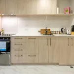 Chic Cbd Townhouse 2 Bed 2 Bath