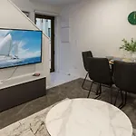 Chic Cbd Townhouse 2 Bed 2 Bath